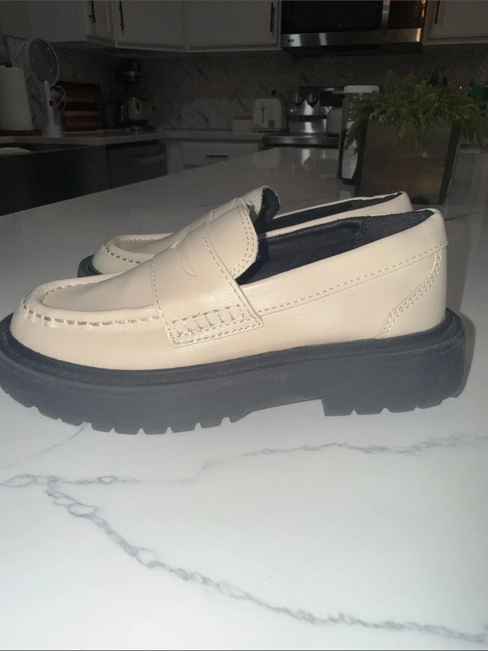 Zara kids size 12.5 ( 30) Lug solePenny Loafer in Beige with Black Platform Sole